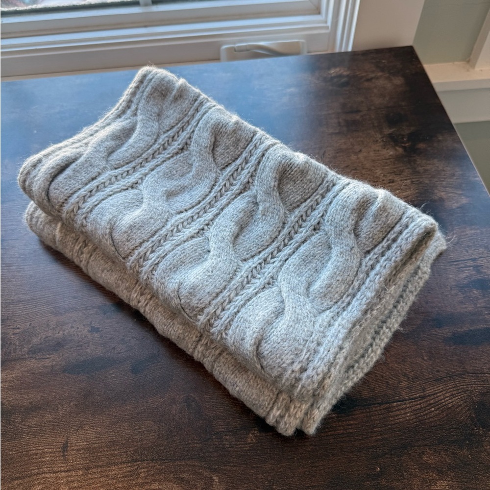 Hollister Light Gray Cable Knit Scarf NWT